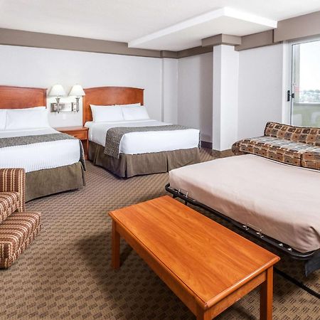 Ramada By Wyndham Edmonton South Hotel Eksteriør billede