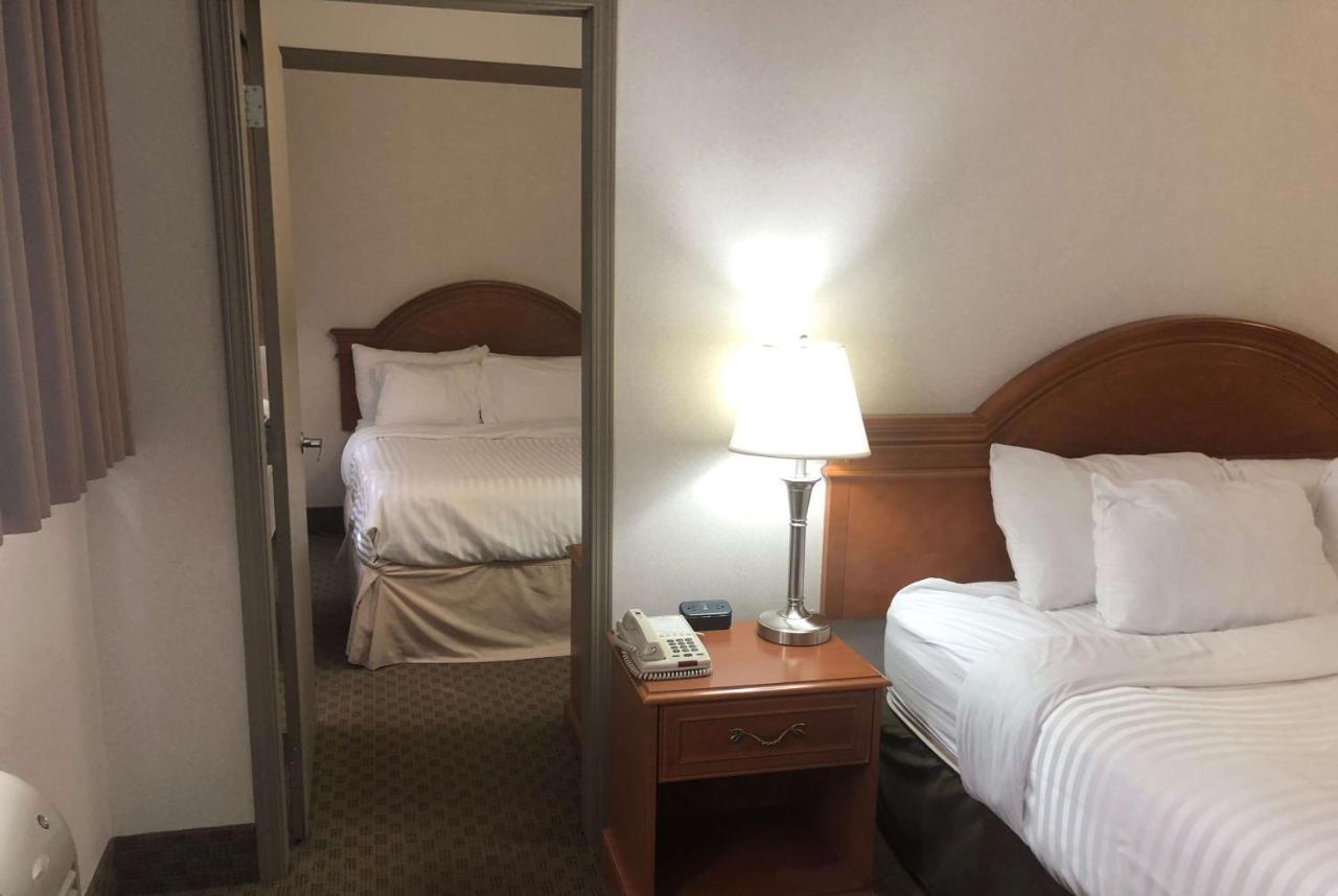 Ramada By Wyndham Edmonton South Hotel Eksteriør billede