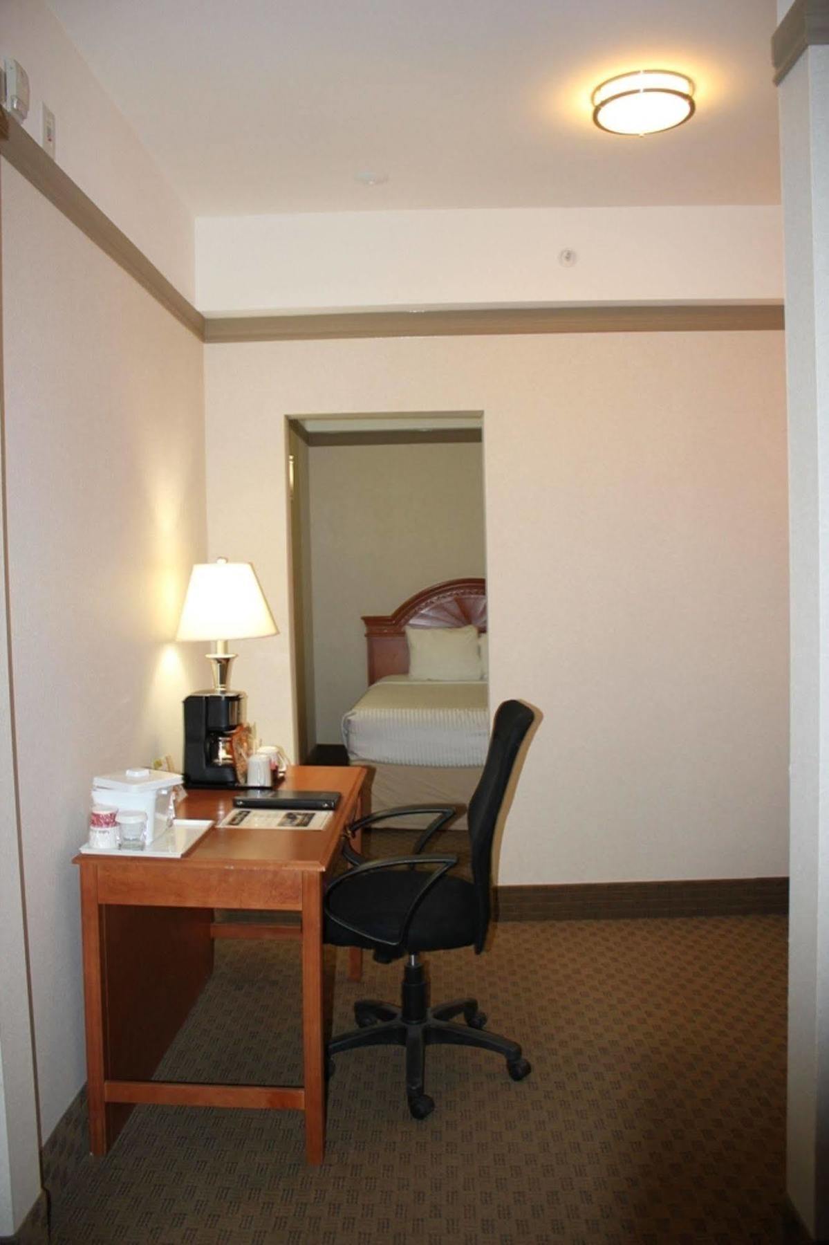 Ramada By Wyndham Edmonton South Hotel Eksteriør billede